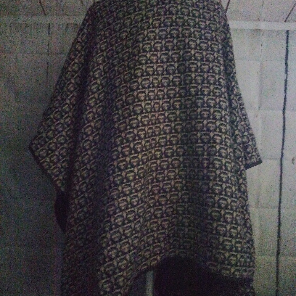 High End / Fall Cape - Picture 4 of 7